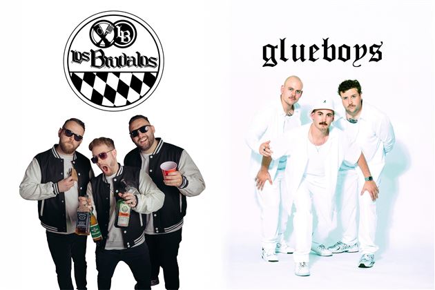 Zwei Musikgruppen sind abgebildet. Links sind die "Bubbas" mit Getränken, rechts die "Glueboys" in weißen Outfits.