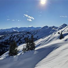 Trial snowshoe hike with "Pure natural bliss – at 2,000 m" 