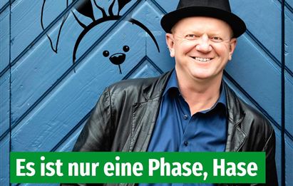 A man with a hat stands in front of a blue wall with a rabbit motif. The text announces a cabaret event with Edi Jäger.