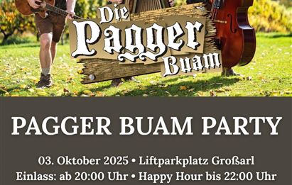 Eine Werbeanzeige für die "Pagger Buam Party" mit Veranstaltungshinweisen. Im Hintergrund sind Musiker in traditioneller Kleidung, die auf einer Wiese spielen.