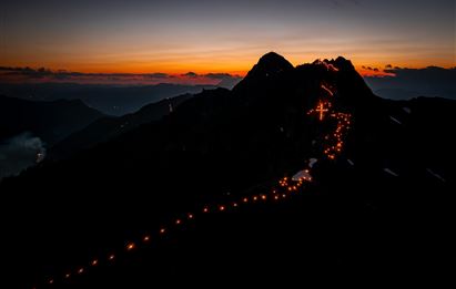 Sonnwendfeuer - Berge in Flammen