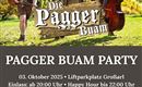 Eine Werbeanzeige für die "Pagger Buam Party" mit Veranstaltungshinweisen. Im Hintergrund sind Musiker in traditioneller Kleidung, die auf einer Wiese spielen.