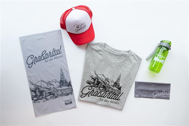 T-Shirt, Stirnband, Schlauchschal, Kappe und Trinkflasche mit Großarltal Logo. 
