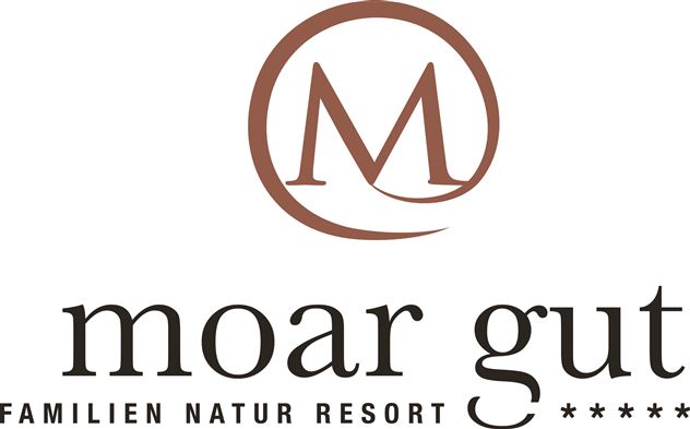 Ein elegantes Logo des Moar Gut Familien Natur Resorts. Es kombiniert Natur- und Familienfreundlichkeit in einem ansprechenden Design.
