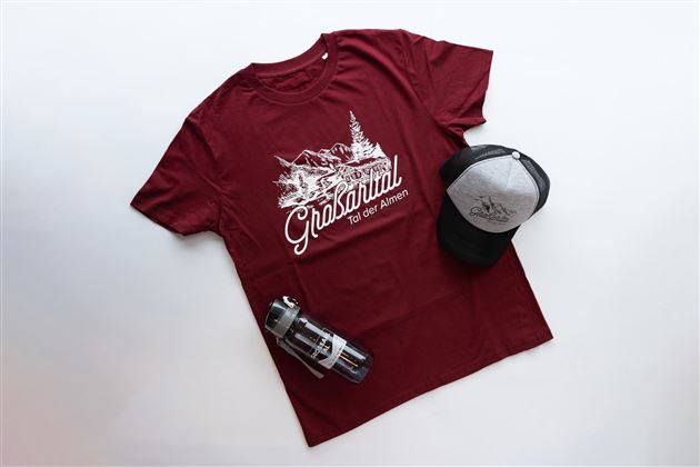 T-Shirt, Kappe und Trinkflasche mit Großarltal Logo. 