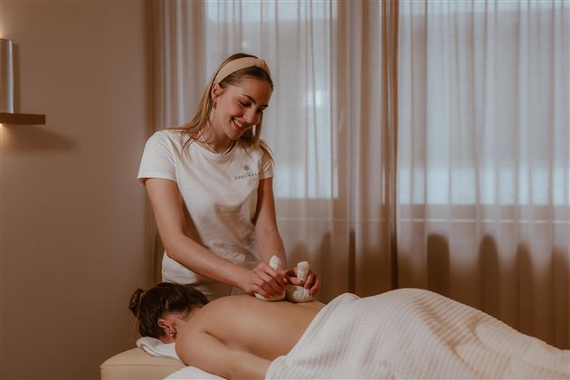 A professional provides a massage with special devices in a quiet room. The atmosphere is relaxing and friendly.