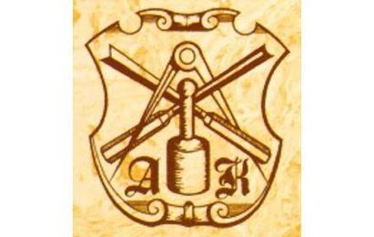 Ein Wappenschild mit einem Hammer und Werkzeugen, das mit „A.K.“ versehen ist. Die Gestaltung vermittelt handwerkliches und traditionelles Handeln.