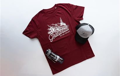 T-Shirt, Kappe und Trinkflasche mit Großarltal Logo. 