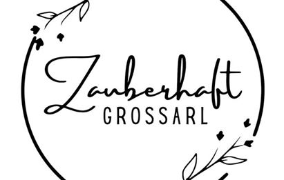 Ein stilvolles Logo mit dem Schriftzug "Zauberhaft Grossarl" in einer eleganten Schriftart. Umgeben von floralem Design in Schwarz-Weiß.