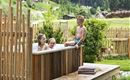 Holzlebn_Badewanne im Freien mit Kinder_Sommer