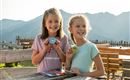 <p>Kinder beim Wandern mit lustigem Wanderabzeichen</p>
