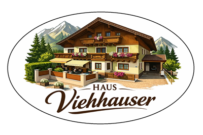 Ein alpenländisches Haus mit einem großen Balkon und bunten Blumen. Umgeben von Bäumen und Bergen, strahlt es Gemütlichkeit und Tradition aus.