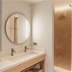 Family room, separate toilet and shower/bathtub, 2 bed rooms