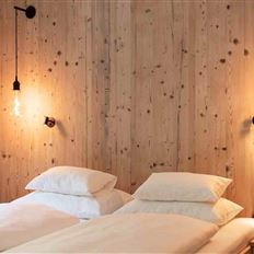 Double room, bath, toilet, facing the mountains