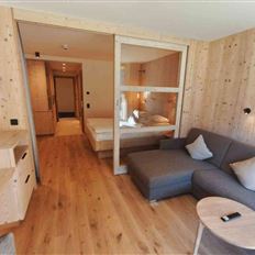 Double room, bath, toilet, facing the mountains