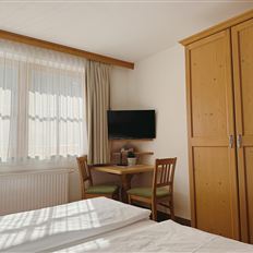 Studio, shower, toilet, ground floor