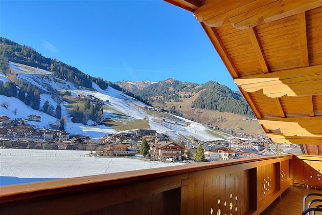 Schöne Aussicht vom Holzbalkon in die Großarler Berge.