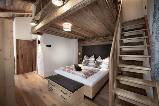 Bett-Galerie-Chalet-Holzi-Appartement-Alpine-Lofts