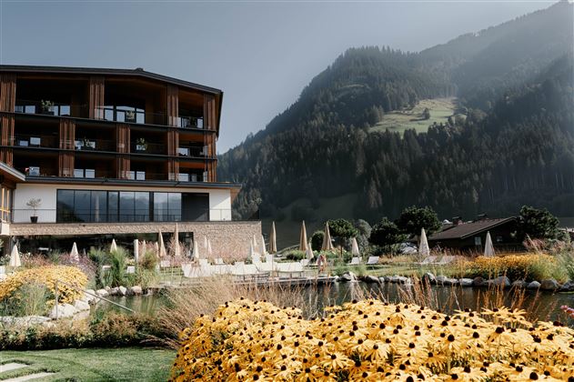 hotel nesslerhof-autumn-blumen-naturbadeteich