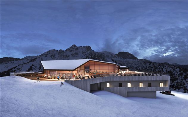 Ein modern gestaltetes Gebäude auf einem schneebedeckten Hang bei Dämmerung. Im Hintergrund sind Berge und ein klarer Himmel sichtbar.