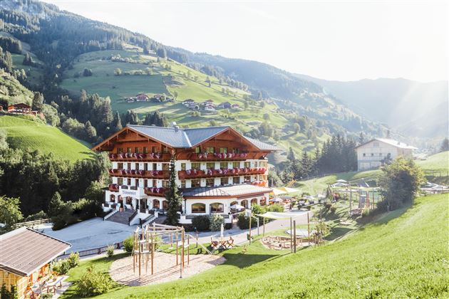 Ein wunderschönes Hotel inmitten grüner Hügel und Berge. Die Umgebung ist ruhig und einladend, ideal für Erholung und Aktivitäten im Freien.