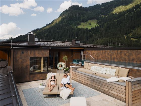 Poolsuite_Bergmagie_Terrasse_Paar