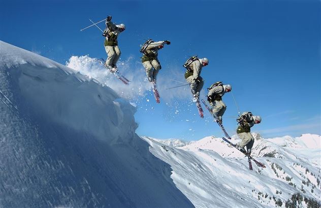 Skifahrer springen Montage