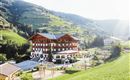 Ein wunderschönes Hotel inmitten grüner Hügel und Berge. Die Umgebung ist ruhig und einladend, ideal für Erholung und Aktivitäten im Freien.
