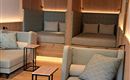 Ein moderner, einladender Raum mit bequemen Sofas und gemütlichen Sitzbereichen. Sanfte Beleuchtung sorgt für eine entspannte Atmosphäre.