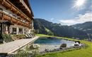Ein modernes Hotel mit einem Pool und einer schönen Aussicht auf die Berge. Die klare Luft und die Sonne schaffen eine entspannte Atmosphäre.