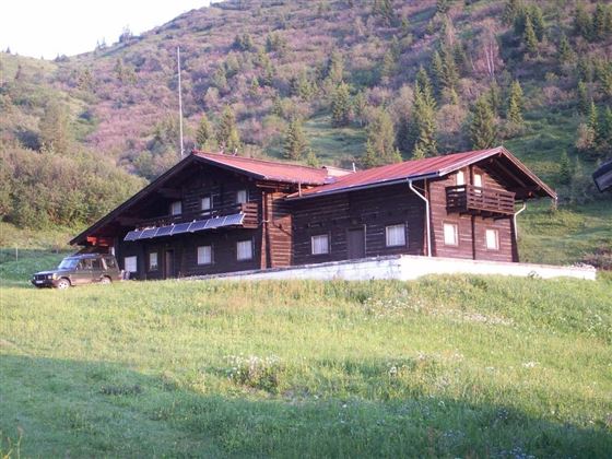 Berglandhaus im Sommer