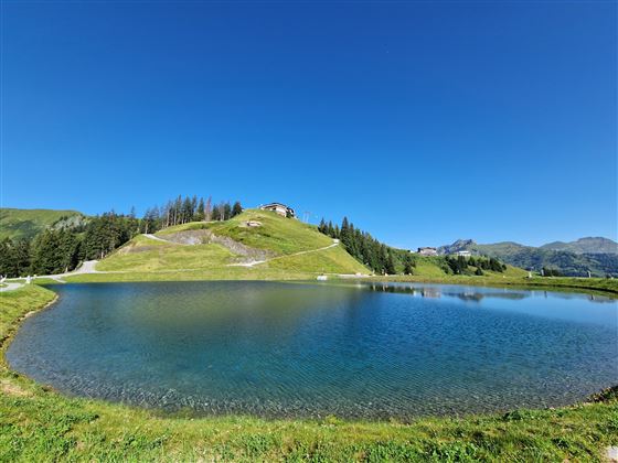 Himmelreichsee mit Blick auf die Bergstation Panoramabahn